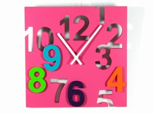 Настенные часы розовые Цифры