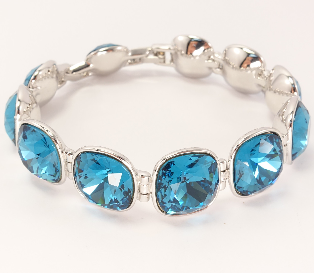 Браслет ХР Родий с кристаллами Swarovski "Кристаллы Цвет Blue Zircon" доп.замок два размера 16-18,5см х 1,4см
Браслет ХР Родий с кристаллами Swarovski "Кристаллы Цвет Blue Zircon" доп.замок два размера 16-18,5см х 1,4см