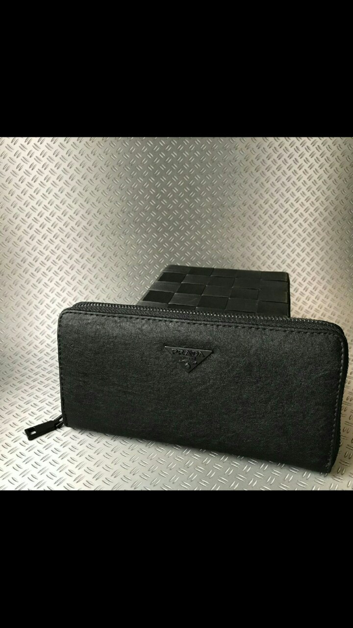 Шикарный мужской кошелек из натуральной кожи Prada. ️Размеры 21х10,5 и 19х9,5. Качественная фурнитура
Шикарный мужской кошелек из натуральной кожи Prada. ️Размеры 21х10,5 и 19х9,5. Качественная фурнитура