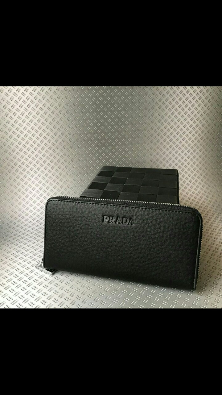 Шикарный мужской кошелек из натуральной кожи Prada. ️Размеры 21х10,5 и 19х9,5. Качественная фурнитура
Шикарный мужской кошелек из натуральной кожи Prada. ️Размеры 21х10,5 и 19х9,5. Качественная фурнитура