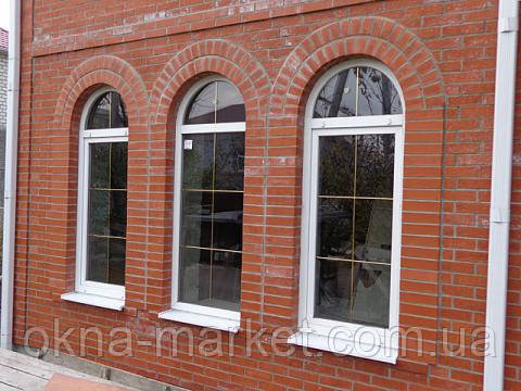 Арочные окна со шпроссами, компания "Окна Маркет"