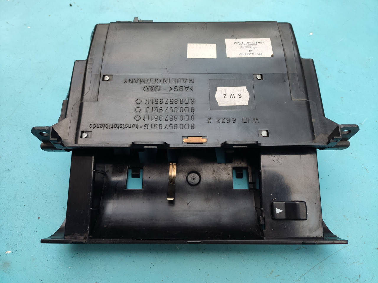 Пепельница рестайлинг ауди а4 б5 audi a4 b5 lift 8D0857951G 8D0857951H 8D0857951J 8D0857951K
Пепельница рестайлинг ауди а4 б5 audi a4 b5 lift 8D0857951G 8D0857951H 8D0857951J 8D0857951K