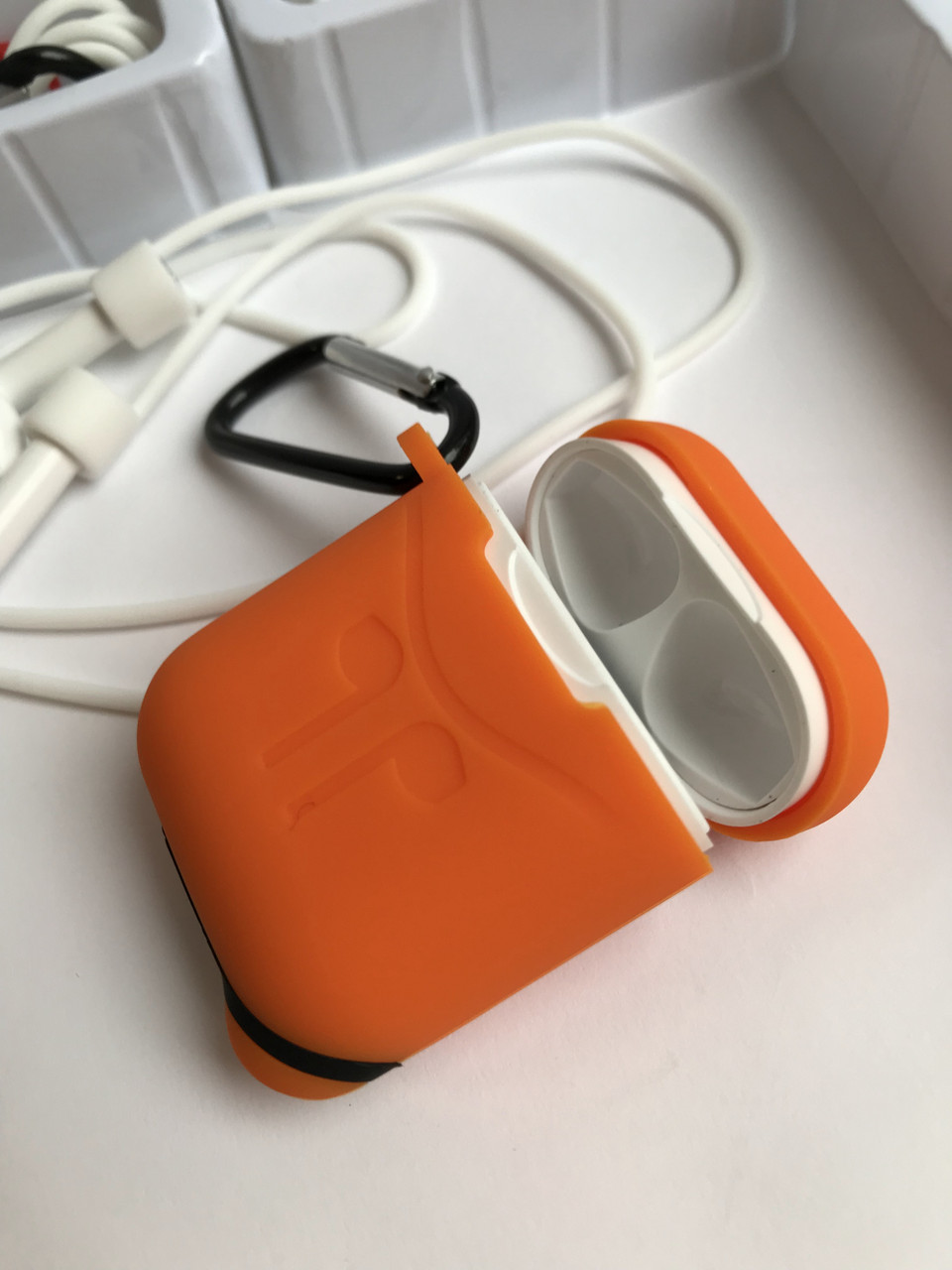 Чехол для наушников AirPods Silicone Case for AirPods Orange Футляр для наушников оранжевый с карабин и шнур
Чехол для наушников AirPods Silicone Case for AirPods Orange Футляр для наушников оранжевый с карабин и шнур
