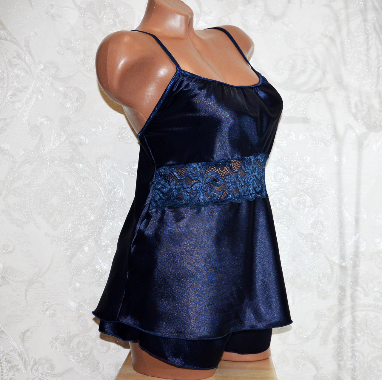 

Размер L (46). Стильная женская синяя пижама из атласа, комплект для сна двойка, майка и шорты, с кружевом