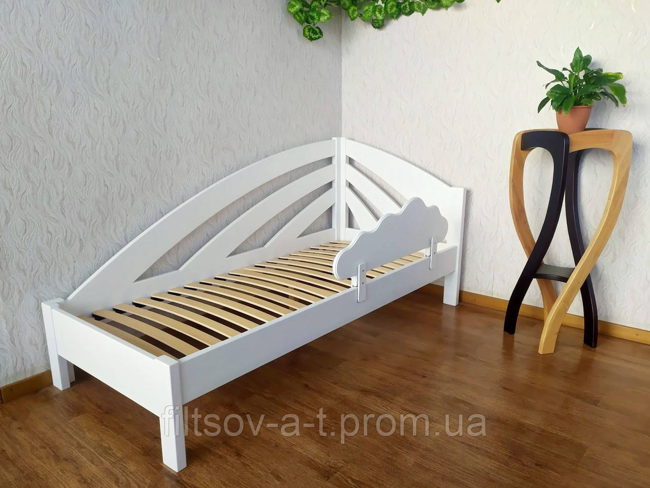 Белая детская кровать из массива дерева с защитным бортиком "Радуга" от производителя 80х200, Белый
Белая детская кровать из массива дерева с защитным бортиком "Радуга" от производителя 80х200, Белый