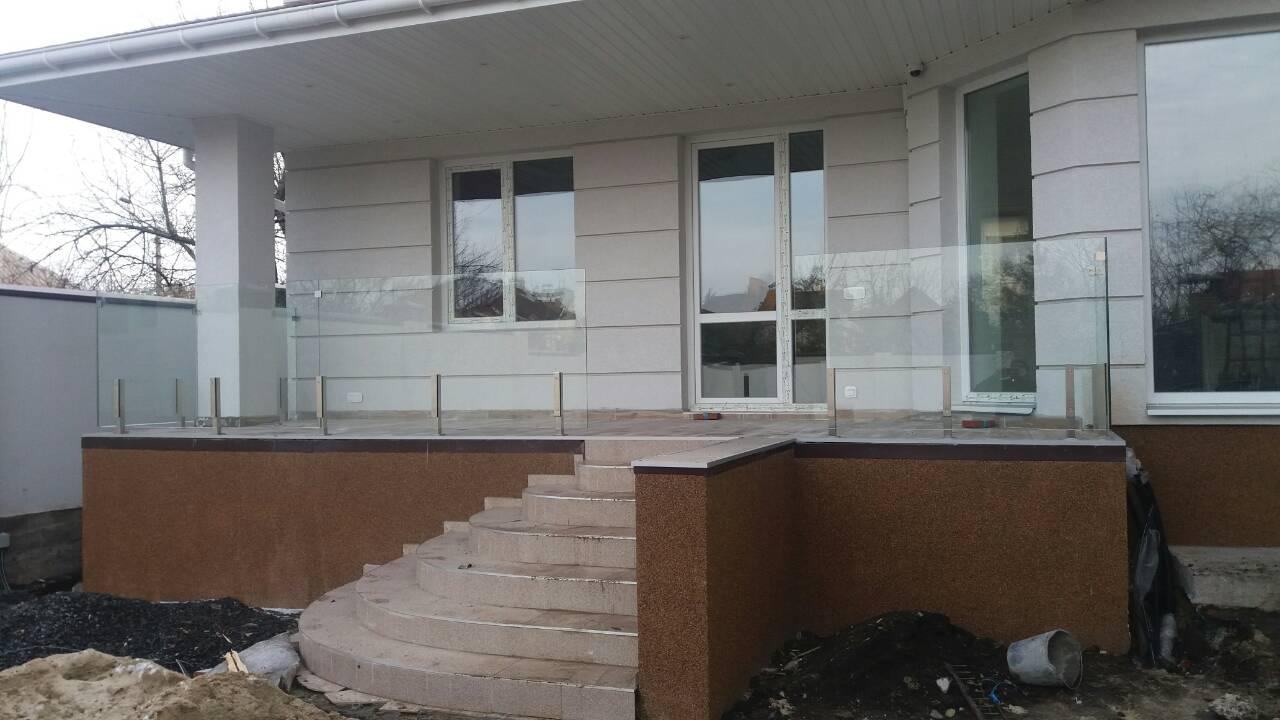 Стеклянные ограждения для террасы и балкона, террасное перила из стекла, ограждения для веранды и террас
Стеклянные ограждения для террасы и балкона, террасное перила из стекла, ограждения для веранды и террас
