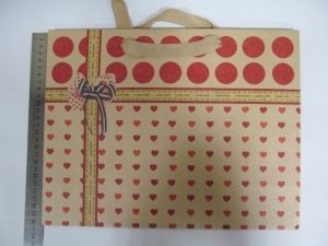 Пакет подарочный  бумажный оптом "Сердца,круги,полосочки,квадратики и бант"