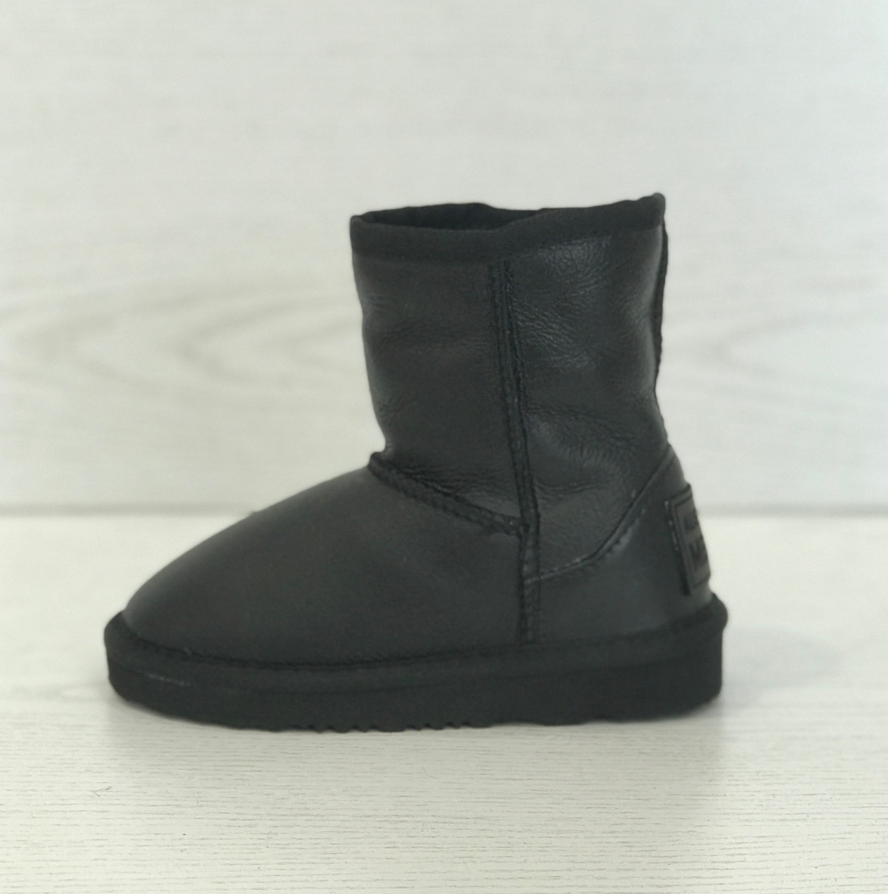 Натуральні дитячі чорні шкіряні класичні уггі Australian Merino Kids Classic Leather Black 24
Натуральні дитячі чорні шкіряні класичні уггі Australian Merino Kids Classic Leather Black 24