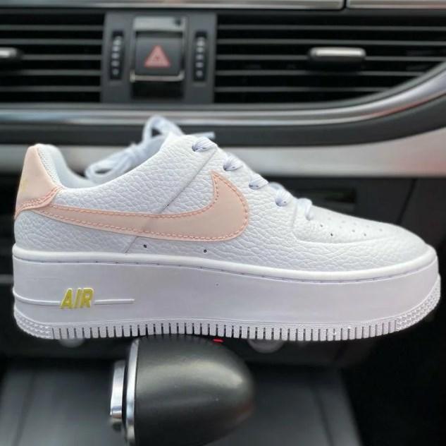 Nike Air Force 1 Sage Low White Pink | кроссовки женские; белые-розовые рефлектив; осенние/весенние; платформа, Белый
Nike Air Force 1 Sage Low White Pink | кроссовки женские; белые-розовые рефлектив; осенние/весенние; платформа, Белый