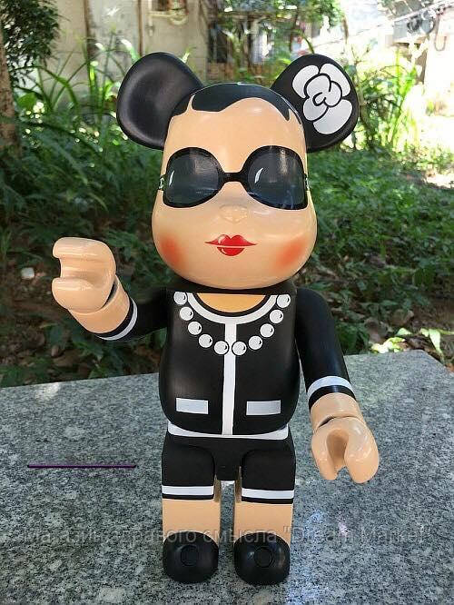 Дизайнерская Игрушка Беарбрик Кавс Bearbrick Kaws Фигурка Шанель Bearbrick 400 % (высота около 28 см)
Дизайнерская Игрушка Беарбрик Кавс Bearbrick Kaws Фигурка Шанель Bearbrick 400 % (высота около 28 см)