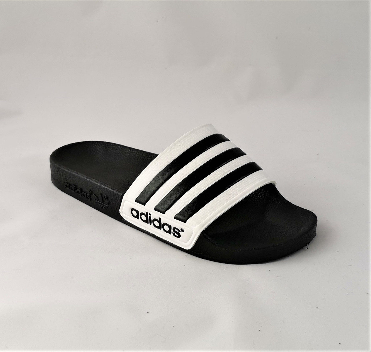 Мужские Шлёпанцы Тапочки ADIDAS Сланцы Адидас Чёрные с Белым (размеры: 40,41,42,43,44,45,46), Черный
Мужские Шлёпанцы Тапочки ADIDAS Сланцы Адидас Чёрные с Белым (размеры: 40,41,42,43,44,45,46), Черный