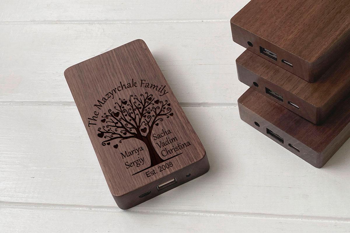 

Деревянный внешний аккумулятор Американский орех с гравировкой Family-tree оригинальный подарок прикольный