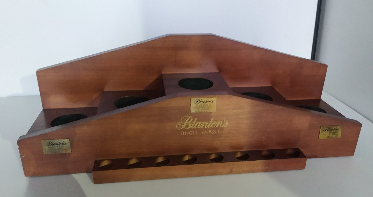Фирменные деревянные подставки для бурбона Blanton's single barrel. Брендовый дисплей Блантонс Виски.
Фирменные деревянные подставки для бурбона Blanton's single barrel. Брендовый дисплей Блантонс Виски.