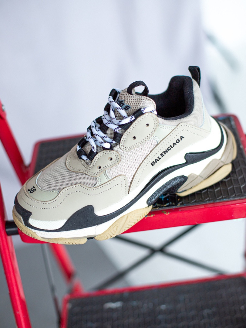Кроссовки женские Balenciaga Triple S (Баленсиага Трипл С), бежевые с черным, код FL-3097
Кроссовки женские Balenciaga Triple S (Баленсиага Трипл С), бежевые с черным, код FL-3097