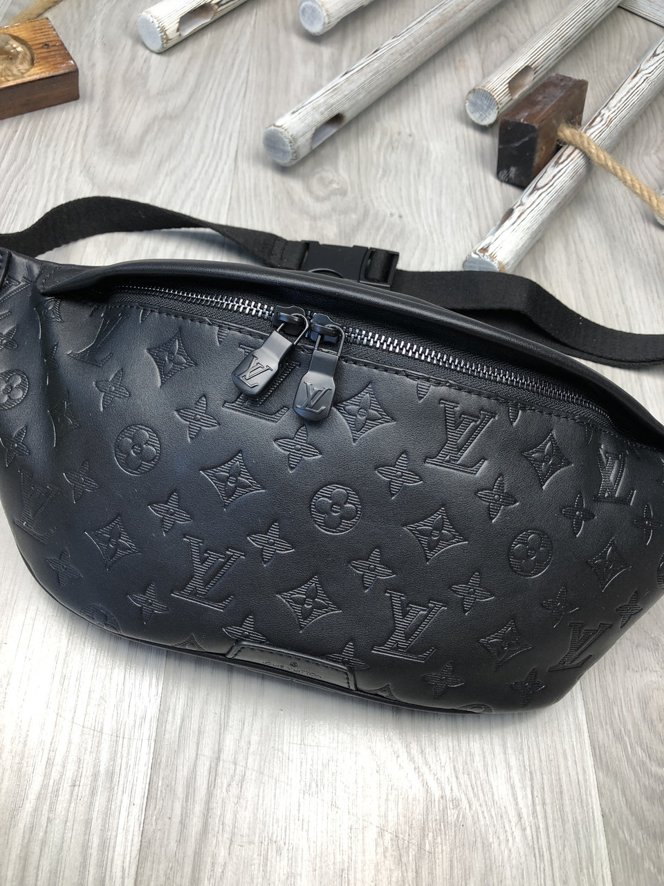 Сумка на пояс бананка LOUIS VUITTON брендовая черная мужская женская копия высокого качества, Черный
Сумка на пояс бананка LOUIS VUITTON брендовая черная мужская женская копия высокого качества, Черный