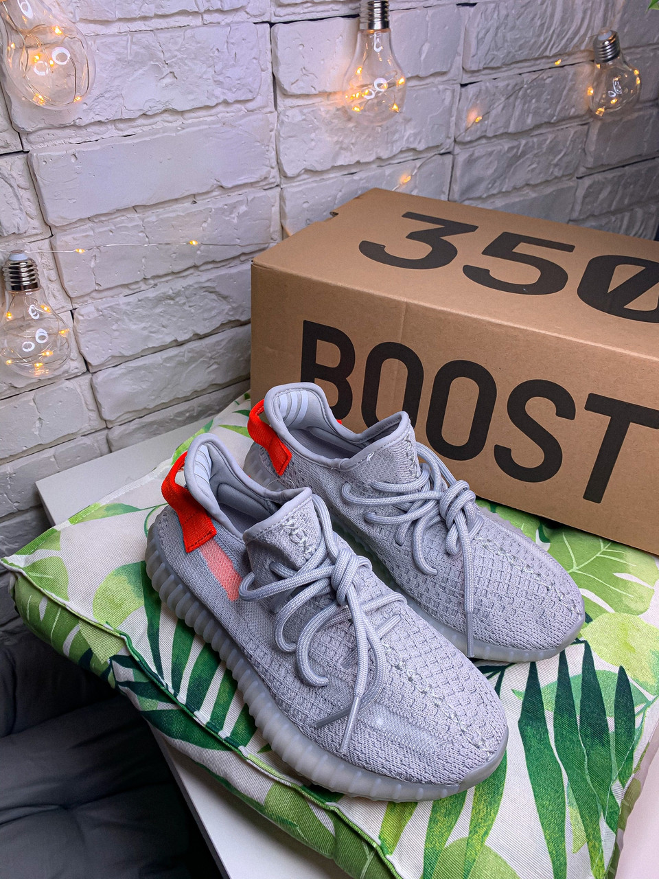 Мужские кроссовки в стиле Adidas Yeezy Boost 350 v2 tail light, Адидас изи буст 350 (Реплика ААА), Серый
Мужские кроссовки в стиле Adidas Yeezy Boost 350 v2 tail light, Адидас изи буст 350 (Реплика ААА), Серый