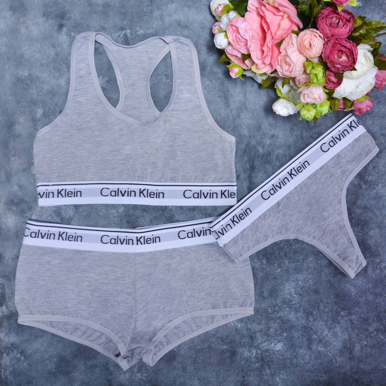 Бельё женское Calvin Klein, набор (топ, стринги, шортики), цвет - серый. код KH-1203 XL
Бельё женское Calvin Klein, набор (топ, стринги, шортики), цвет - серый. код KH-1203 XL