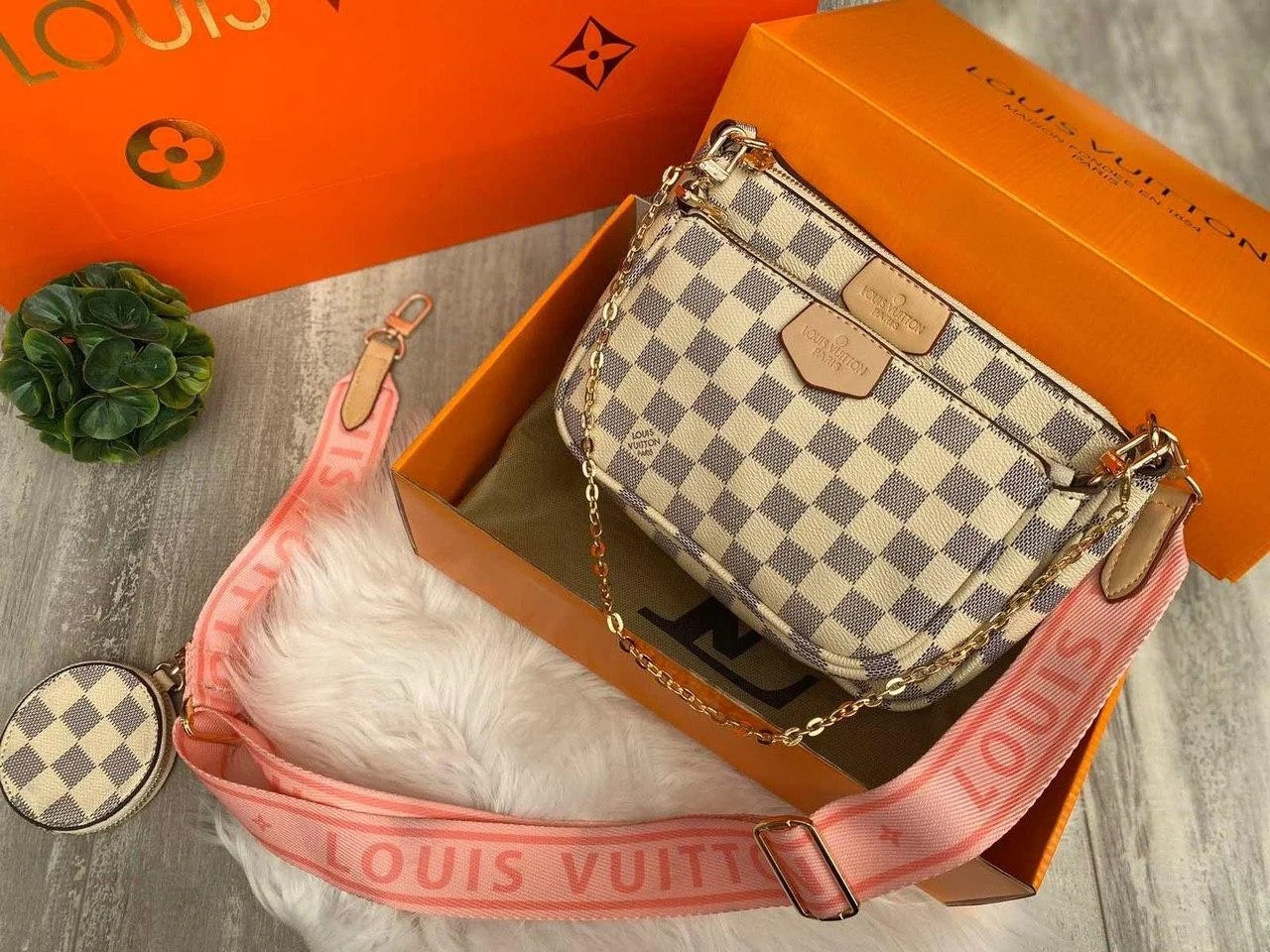 Сумка женская Louis Vuitton, Луи Витон 2 в 1 реплика ремешок розового цвета, Молочный
Сумка женская Louis Vuitton, Луи Витон 2 в 1 реплика ремешок розового цвета, Молочный