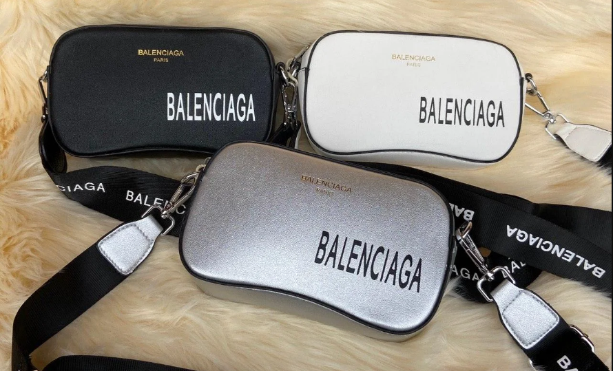 Женская брендовая сумка Баленсиага Balenciaga кросс боди в расцветках , модные женские сумки на плечо
Женская брендовая сумка Баленсиага Balenciaga кросс боди в расцветках , модные женские сумки на плечо