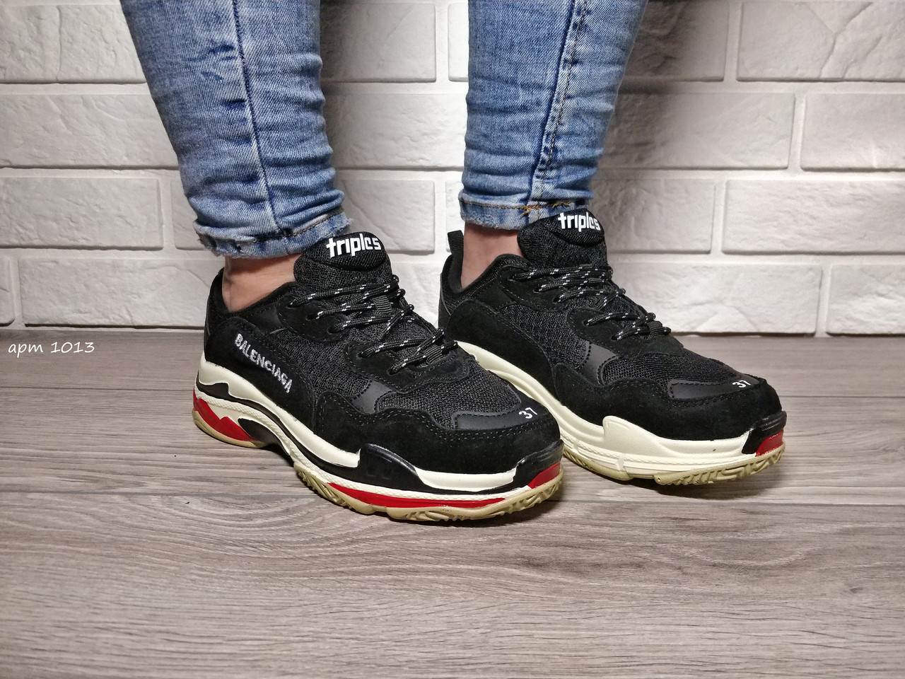 Женские кроссовки Balenciaga Triple S замшевые, в стили Баленсиага черно-белые с красным
Женские кроссовки Balenciaga Triple S замшевые, в стили Баленсиага черно-белые с красным