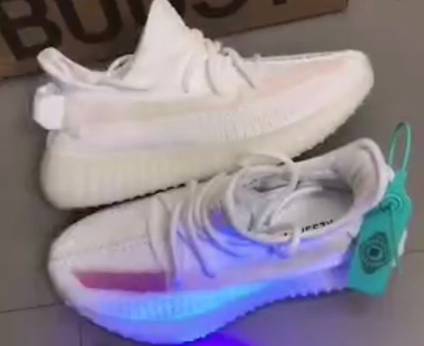 Кроссовки мужские белые тканевые летние удобные Adidas Yeezy Boost 350 V2 45, Белый
Кроссовки мужские белые тканевые летние удобные Adidas Yeezy Boost 350 V2 45, Белый