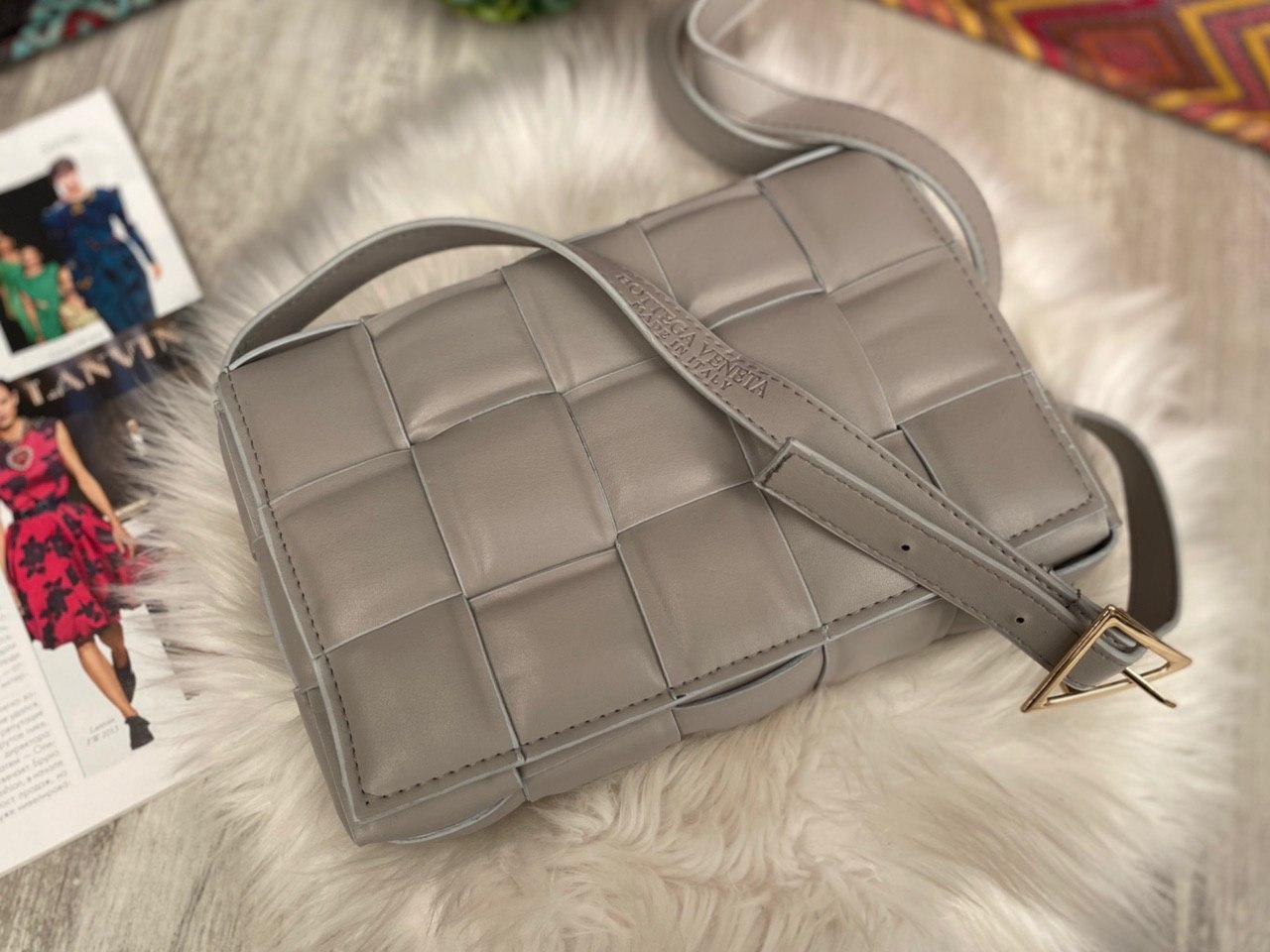 Сумка клатч женская в стиле Bottega Veneta Padded Cassette трендовая модель серый цвет
Сумка клатч женская в стиле Bottega Veneta Padded Cassette трендовая модель серый цвет