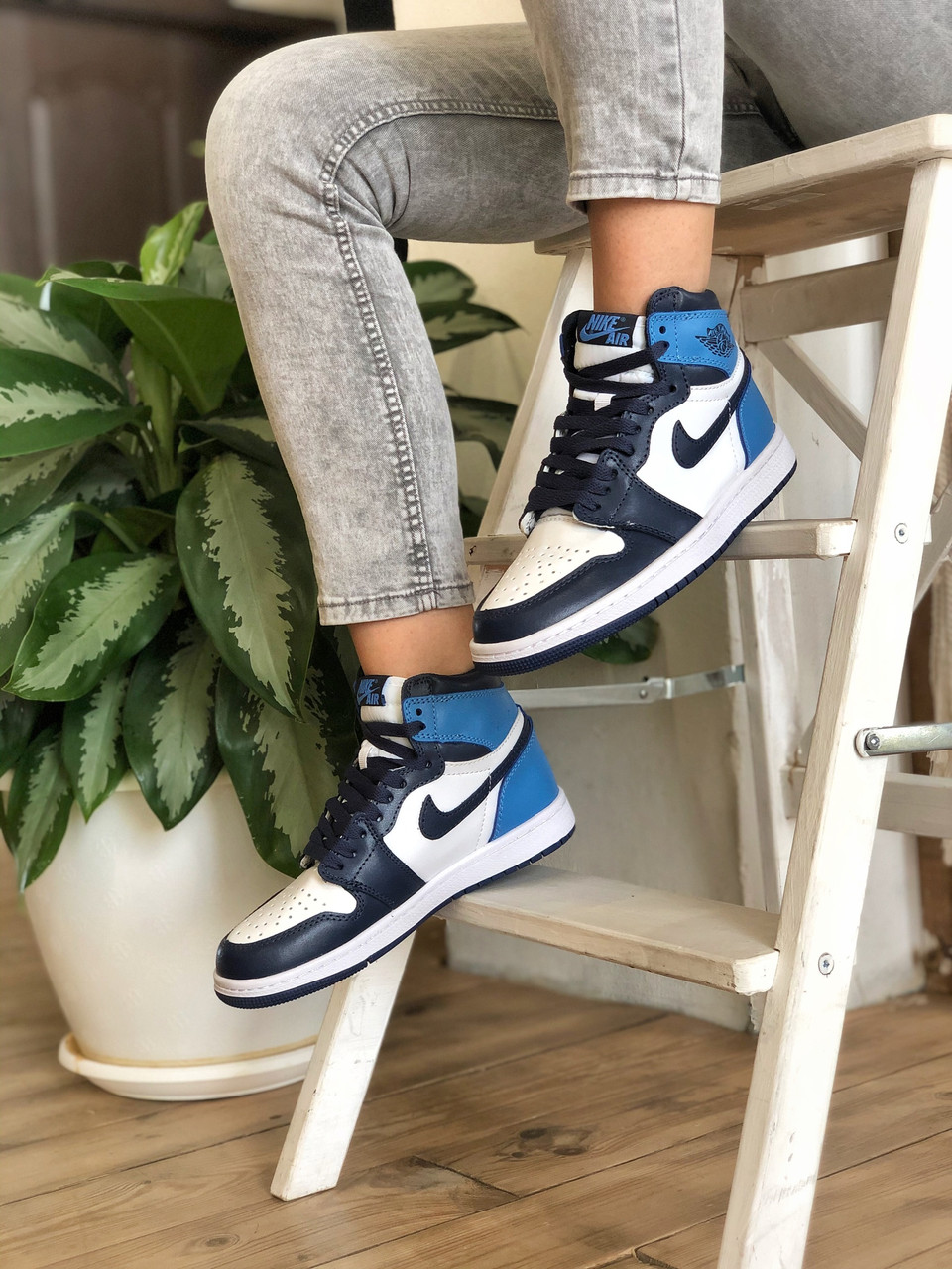 Кроссовки женские Nike Air Jordan Retro синие с белым, Найк ДжорДан, натуральная кожа, прошиты. Код Z-3085 40
Кроссовки женские Nike Air Jordan Retro синие с белым, Найк ДжорДан, натуральная кожа, прошиты. Код Z-3085 40