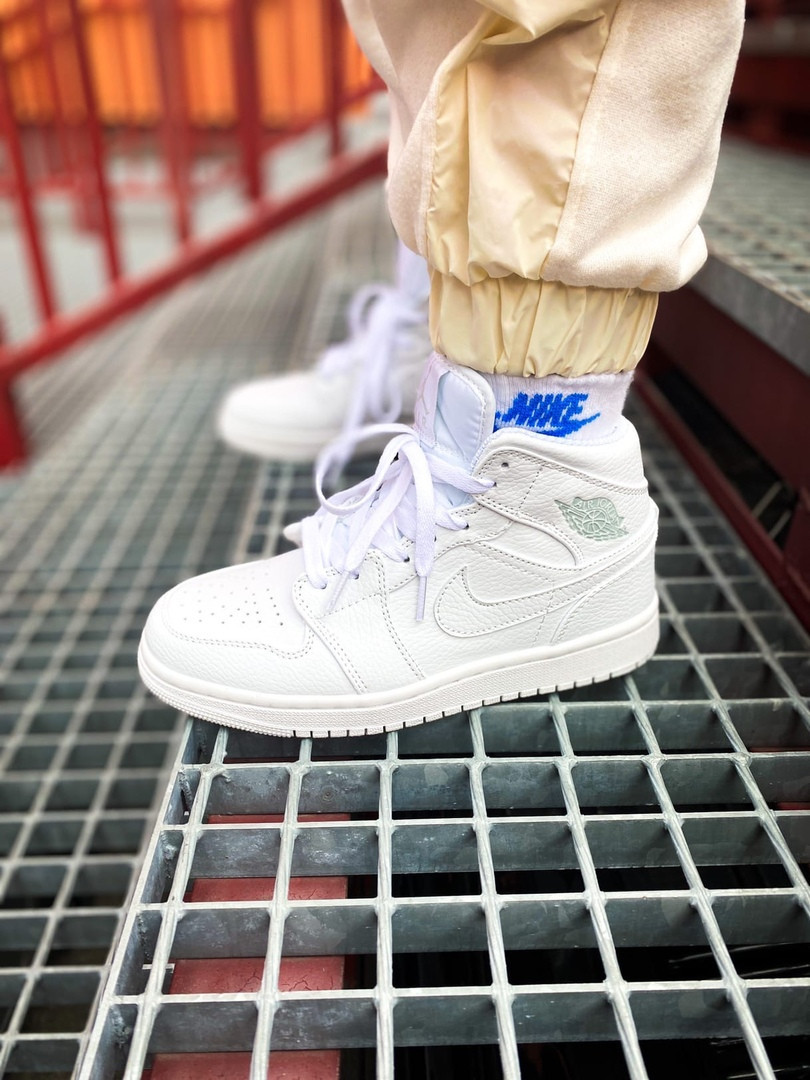 Кроссовки женские Nike Air Jordan 1 Mid белые, Найк ДжорДан, натуральная кожа, прошиты. Код KS-7717 39
Кроссовки женские Nike Air Jordan 1 Mid белые, Найк ДжорДан, натуральная кожа, прошиты. Код KS-7717 39