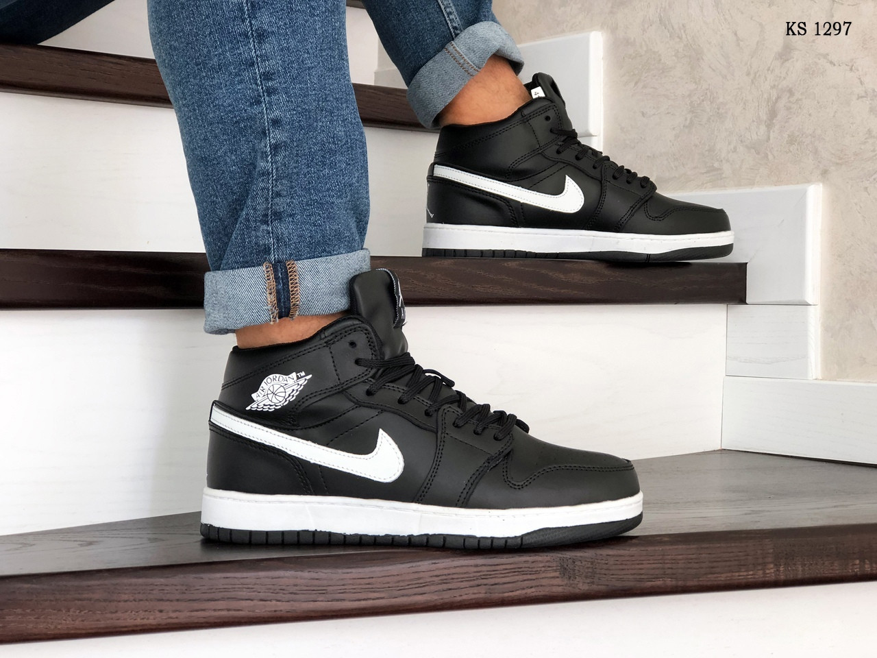 Мужские зимние кроссовки на меху в стиле Nike Air Jordan 1 Retro, кожа, черные с белым 44 (28,4 см)
Мужские зимние кроссовки на меху в стиле Nike Air Jordan 1 Retro, кожа, черные с белым 44 (28,4 см)