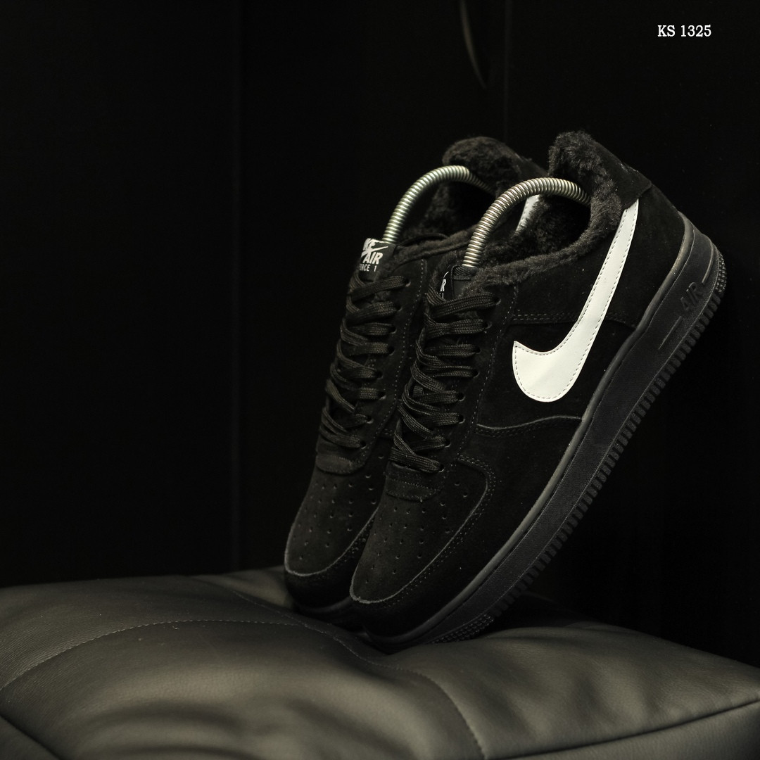 Мужские зимние кроссовки на меху в стиле Nike Air Force 1 07 Mid LV8, замша, черные 44 (28 см)
Мужские зимние кроссовки на меху в стиле Nike Air Force 1 07 Mid LV8, замша, черные 44 (28 см)