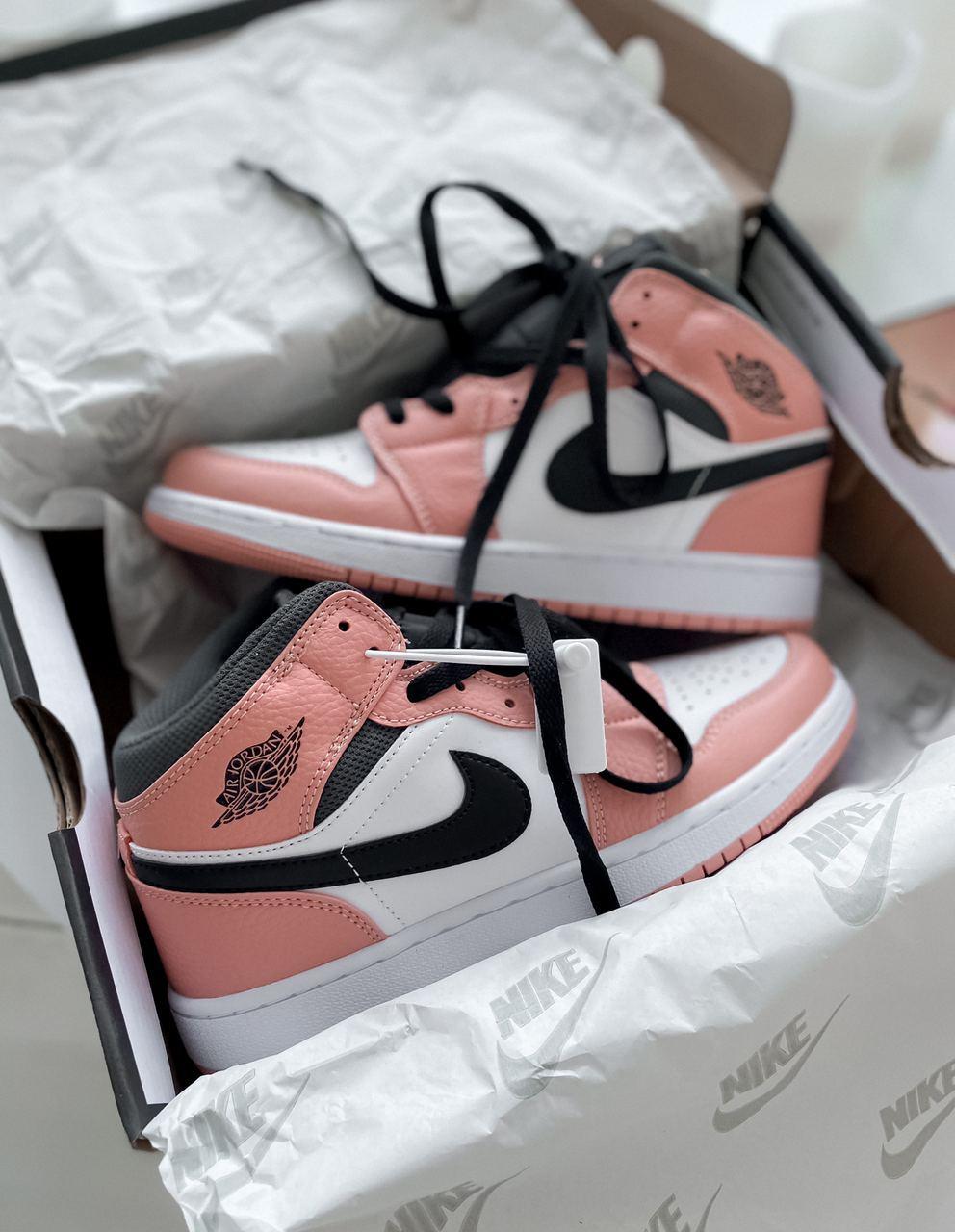 Женские кроссовки Nike Air Jordan 1 RETRO High Patent Pink Quartz / Найк Аир Джордан 1 Ретро Персиковый
Женские кроссовки Nike Air Jordan 1 RETRO High Patent Pink Quartz / Найк Аир Джордан 1 Ретро Персиковый