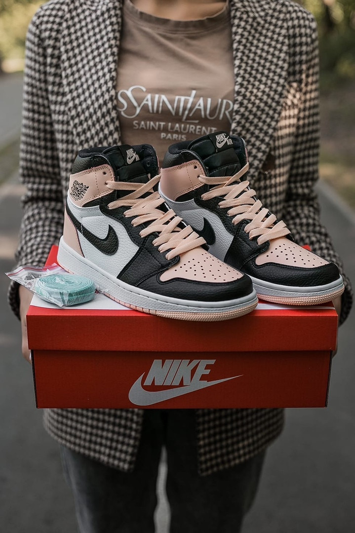 Кроссовки женские Nike Air Jordan 1 Retro белые с персиковым, Найк ДжорДан, натуральная кожа. Код IN-608 39
Кроссовки женские Nike Air Jordan 1 Retro белые с персиковым, Найк ДжорДан, натуральная кожа. Код IN-608 39