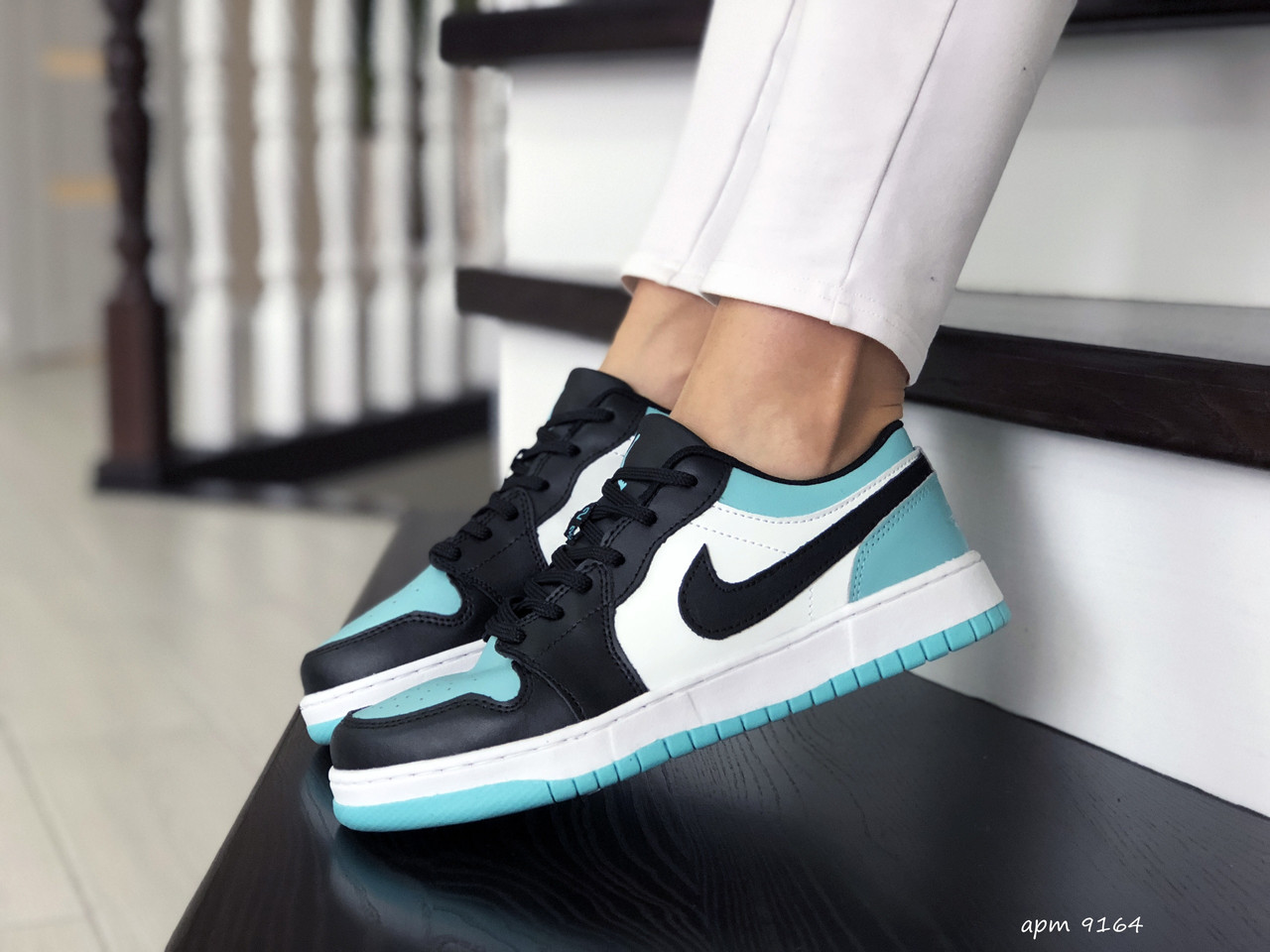 Женские кроссовки в стиле Nike Air Jordan 1 Low, кожа, белые с черным и мятой 39(25 см), размеры:36,37,38,39
Женские кроссовки в стиле Nike Air Jordan 1 Low, кожа, белые с черным и мятой 39(25 см), размеры:36,37,38,39