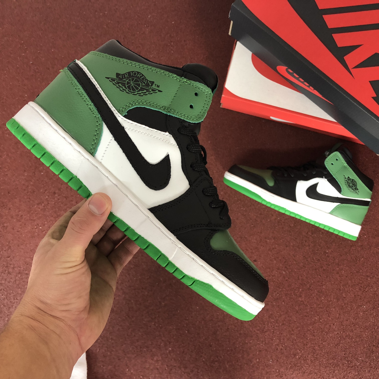 Мужские кроссовки в стиле Nike Air Jordan 1 Retro, кожа, зеленые с белым 46(29,2 см), последний размер
Мужские кроссовки в стиле Nike Air Jordan 1 Retro, кожа, зеленые с белым 46(29,2 см), последний размер