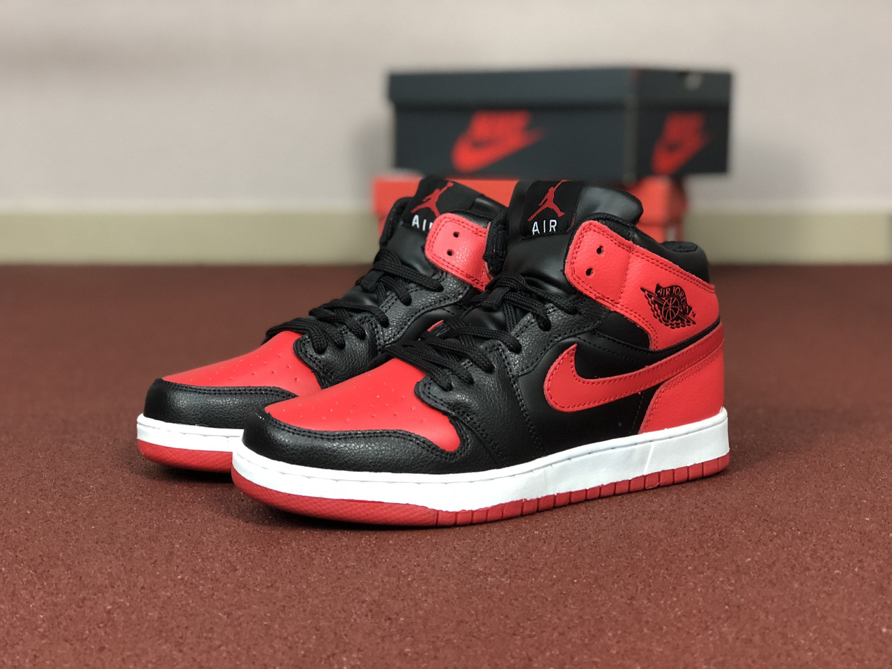 Мужские кроссовки в стиле Nike Air Jordan 1 Retro, кожа, красные с черным 44(28 см), последний размер
Мужские кроссовки в стиле Nike Air Jordan 1 Retro, кожа, красные с черным 44(28 см), последний размер
