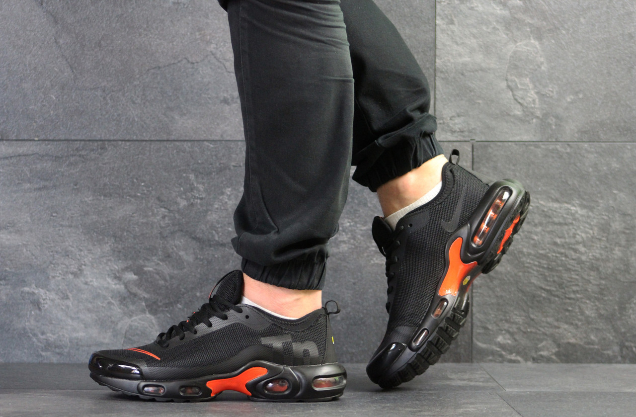 Мужские кроссовки в стиле Nike Air Max Tn, сетка, черные с помаранчевым 45(29 см), размеры:44,45,46
Мужские кроссовки в стиле Nike Air Max Tn, сетка, черные с помаранчевым 45(29 см), размеры:44,45,46
