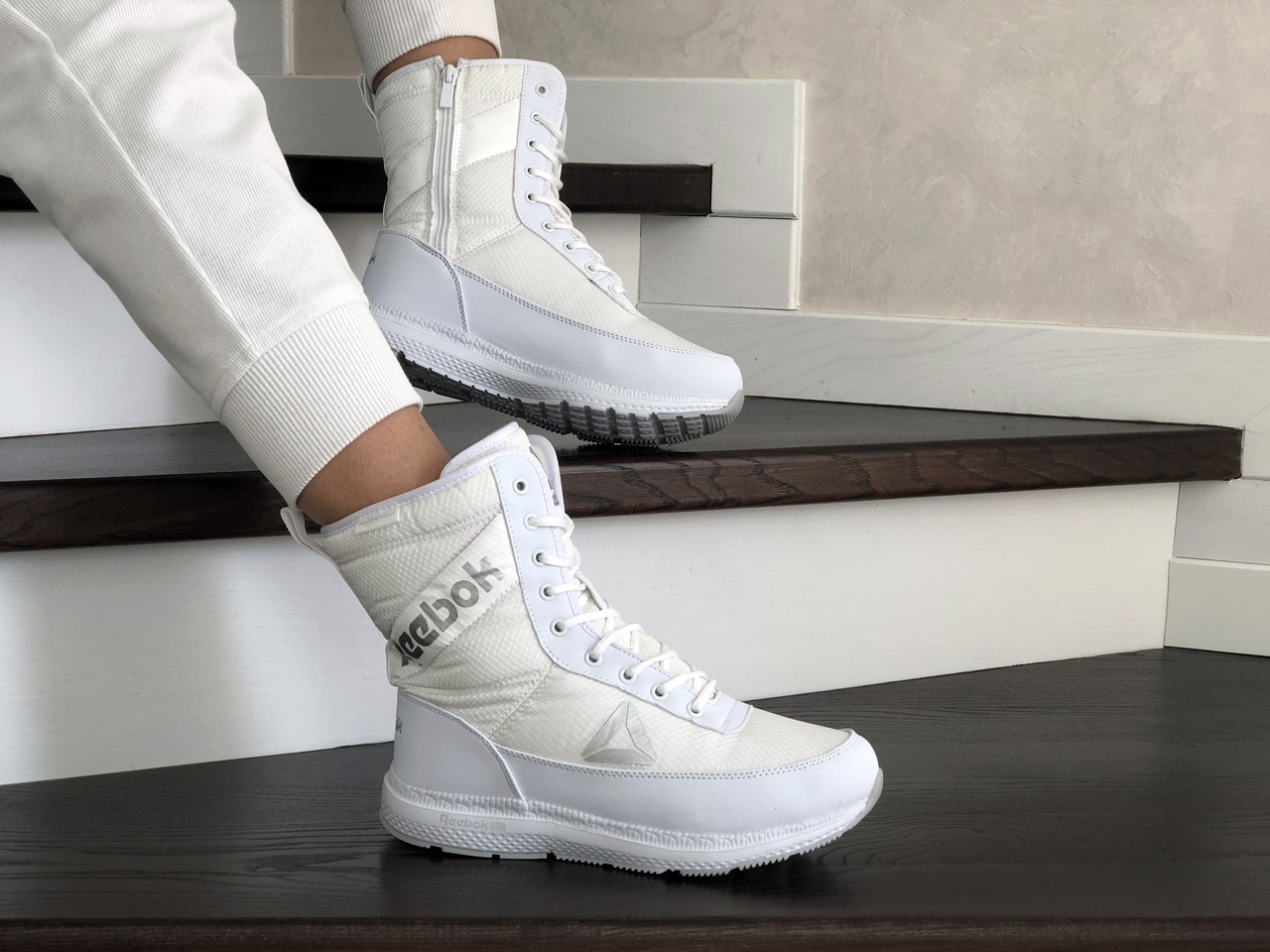 Женские зимние сапоги на меху в стиле Reebok, кожа термоплащевка, белые 36 (23,2 см), размеры:36,38
Женские зимние сапоги на меху в стиле Reebok, кожа термоплащевка, белые 36 (23,2 см), размеры:36,38