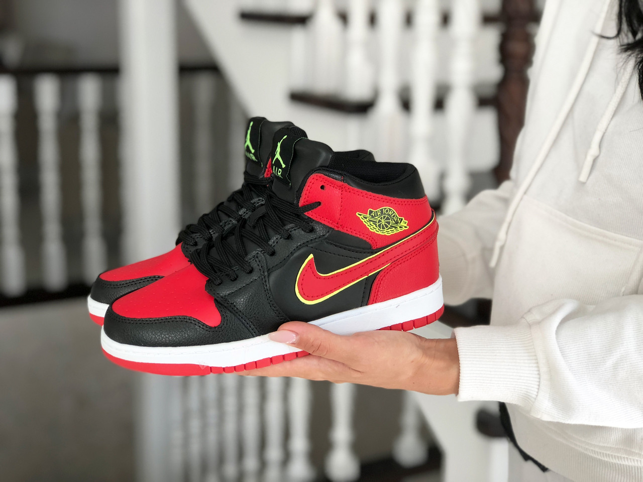 Женские зимние кроссовки на меху в стиле Nike Air Jordan 1 Retro, кожа, красные с черным 37 (23,7 см)
Женские зимние кроссовки на меху в стиле Nike Air Jordan 1 Retro, кожа, красные с черным 37 (23,7 см)