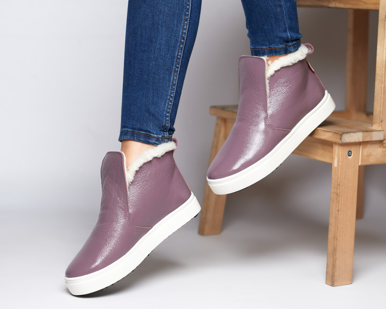 Слипоны женские кожаные наплак сиреневого цвета высокие 2020 ANKLE SLIP модель №77 белая подошва 3,5см 34, зима
Слипоны женские кожаные наплак сиреневого цвета высокие 2020 ANKLE SLIP модель №77 белая подошва 3,5см 34, зима