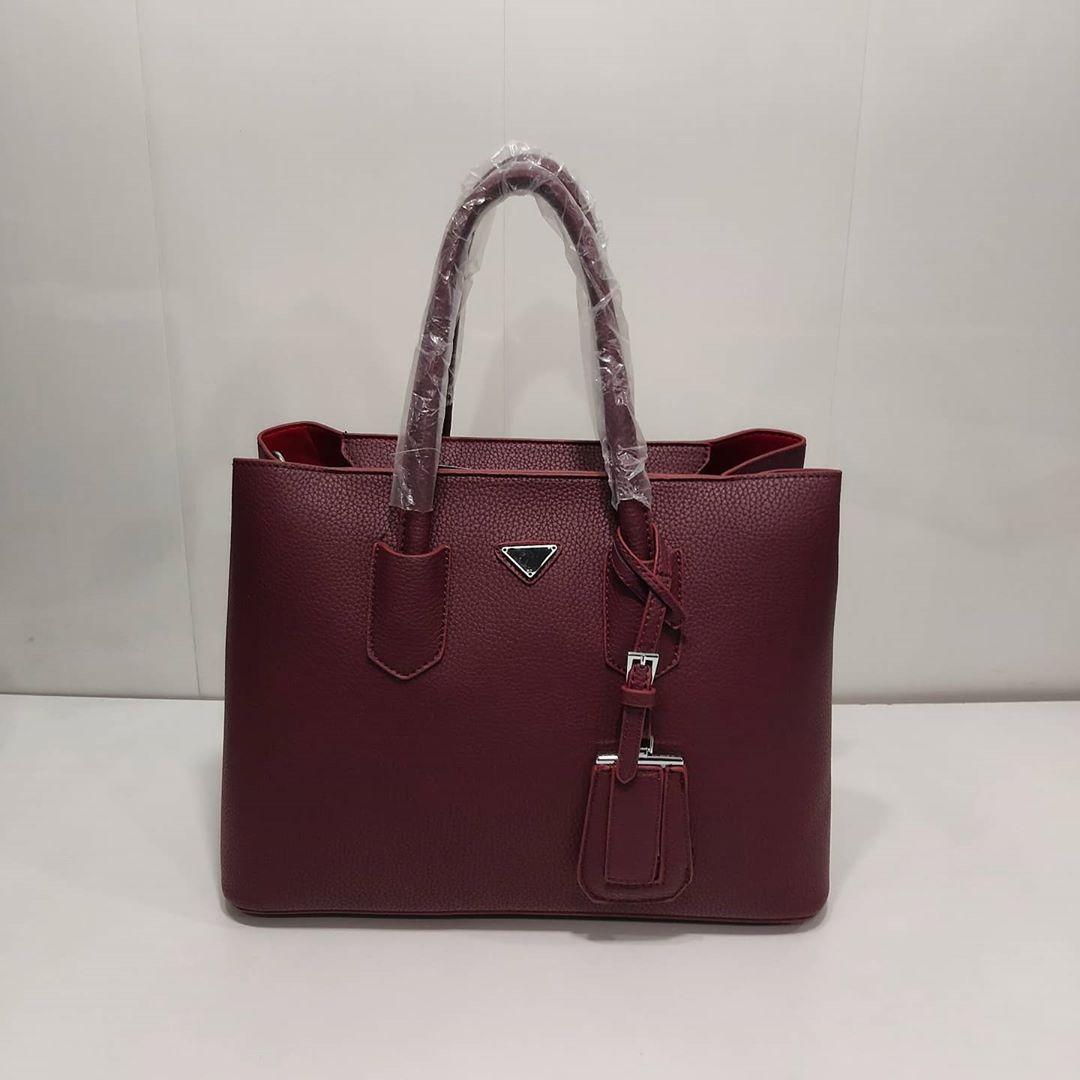 Женская сумка в стиле Prada Прада в расцветках, офисные сумки, модные сумки, брендові сумки Бордовый
Женская сумка в стиле Prada Прада в расцветках, офисные сумки, модные сумки, брендові сумки Бордовый