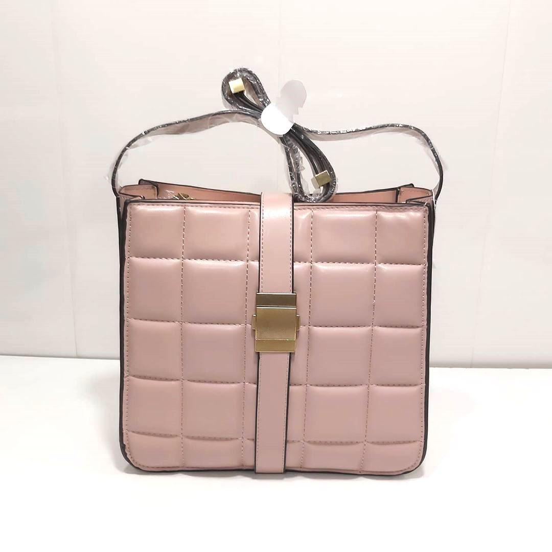Женская сумка в стиле Bottega Veneta Боттега Венета в расцветках, сумка кубики, жіноча сумка Розовый
Женская сумка в стиле Bottega Veneta Боттега Венета в расцветках, сумка кубики, жіноча сумка Розовый