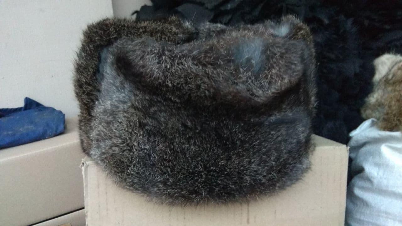 Мужская цельно-меховая шапка ушанка из натурального кроля темносерого цвета, Черный
Мужская цельно-меховая шапка ушанка из натурального кроля темносерого цвета, Черный