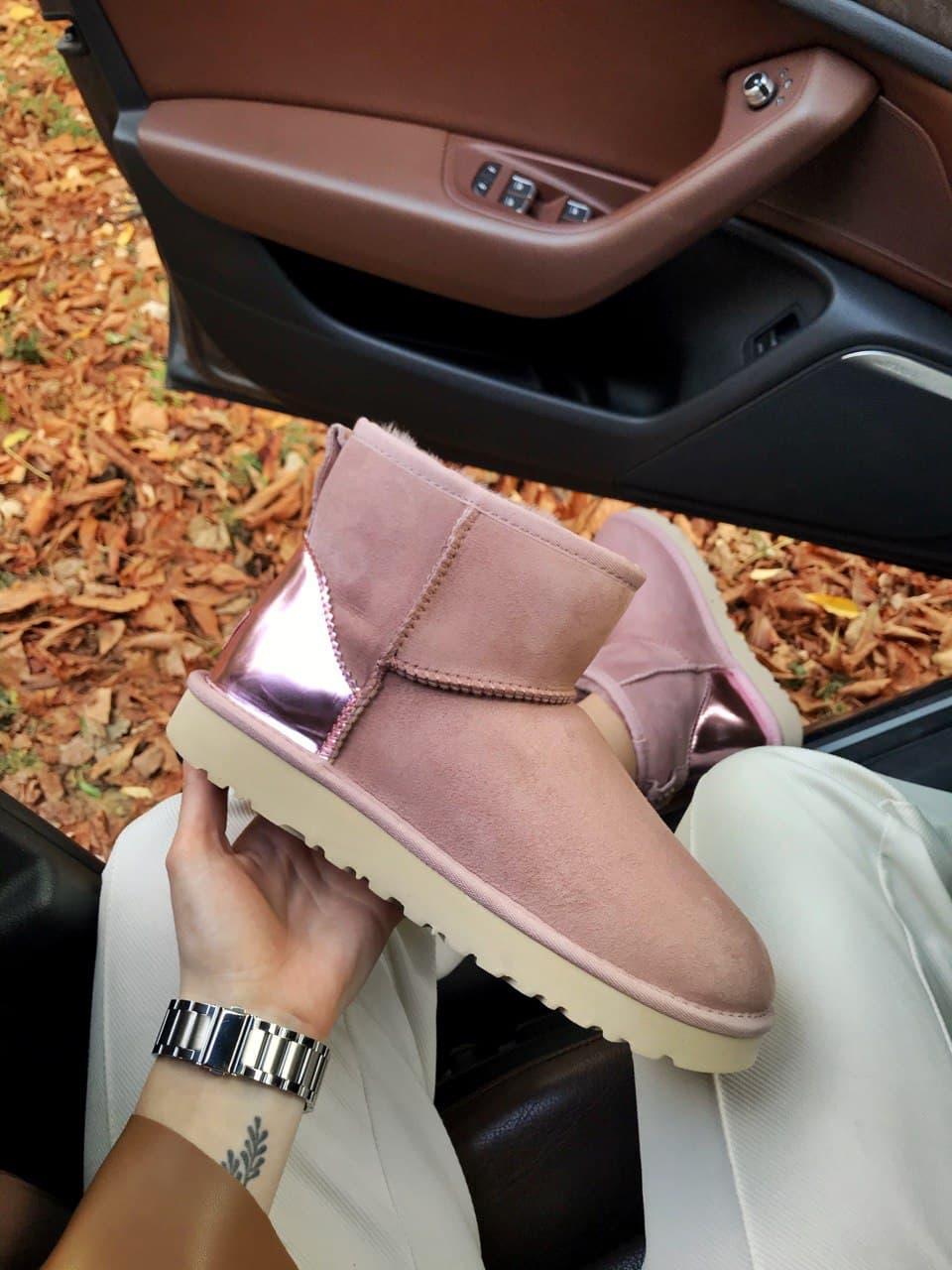 Угги женские замшевые розовые пудровые натуральные с мехом теплые UGG Mini II Metallic
Угги женские замшевые розовые пудровые натуральные с мехом теплые UGG Mini II Metallic