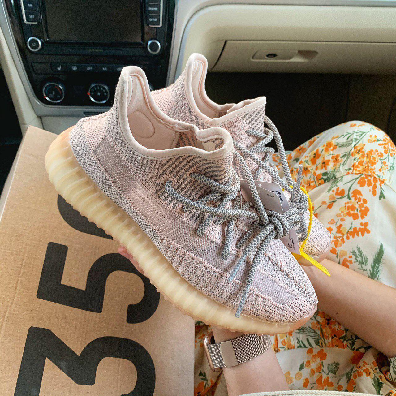 Кроссы Adidas Yeezy Boost 350 V2 женские в бежевом цвете. Модные кроссовки Адидас Изи Буст 350 В2 бежевые., Бежевый
Кроссы Adidas Yeezy Boost 350 V2 женские в бежевом цвете. Модные кроссовки Адидас Изи Буст 350 В2 бежевые., Бежевый