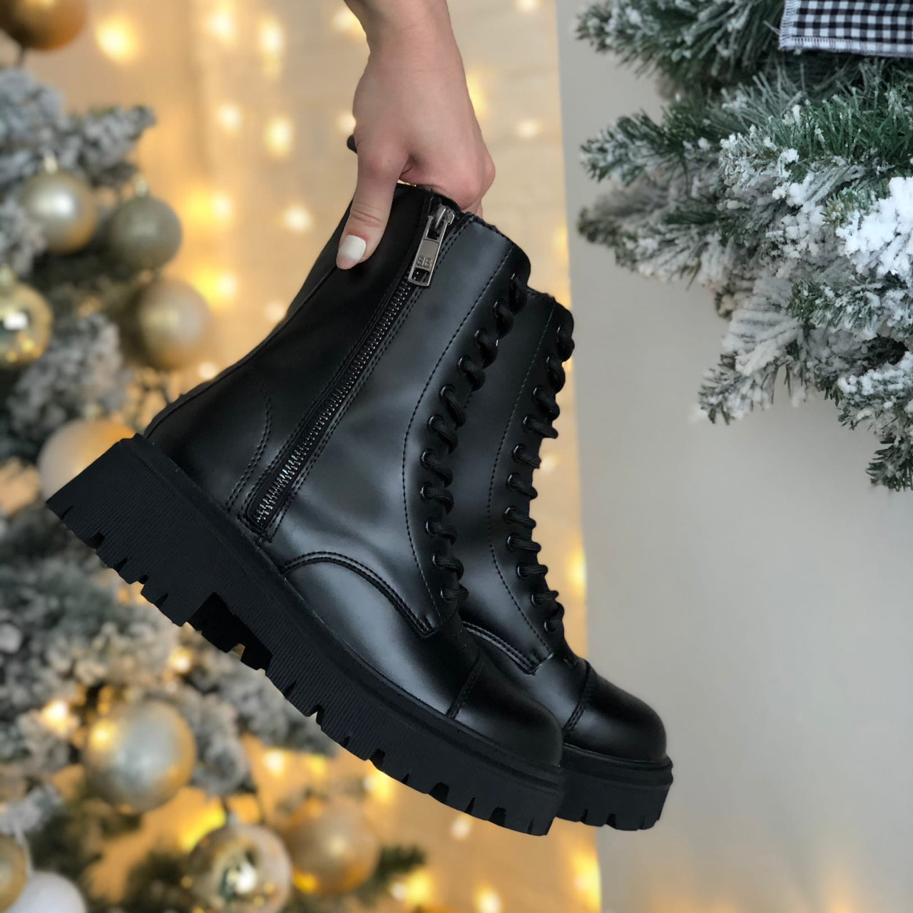 Ботинки женские зимние Balenciaga Tractor черные, Баленсиага, натуральная кожа, мех. Код SV-204, Черный
Ботинки женские зимние Balenciaga Tractor черные, Баленсиага, натуральная кожа, мех. Код SV-204, Черный