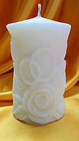 Свеча свадебная "Цилиндр розы с кольцами". Цвет: Белая. Высота:10см. Ширина: 8см. Вес: 250гр.