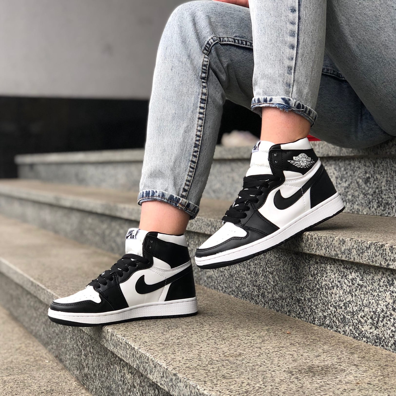 Кроссовки женские Nike Air Jordan 1 Retro черно-белые, Найк Джордан, натуральная кожа, прошиты. Код SV-002 41, Черно-белый
Кроссовки женские Nike Air Jordan 1 Retro черно-белые, Найк Джордан, натуральная кожа, прошиты. Код SV-002 41, Черно-белый