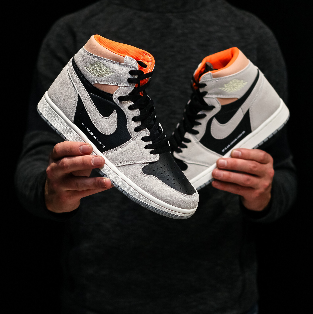 Кроссовки мужские Nike Air Jordan 1 Retro черные с серым, Найк ДжорДан, натуральная кож, замша. Код DK-1407, Серый
Кроссовки мужские Nike Air Jordan 1 Retro черные с серым, Найк ДжорДан, натуральная кож, замша. Код DK-1407, Серый