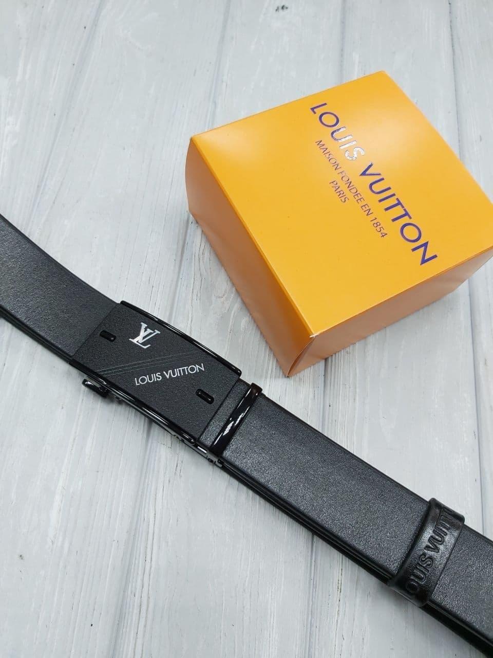Ремень мужской кожаный в стиле Louis Vuitton Луи Виттон под джинсы и брюки пряжка автомат, Черный
Ремень мужской кожаный в стиле Louis Vuitton Луи Виттон под джинсы и брюки пряжка автомат, Черный