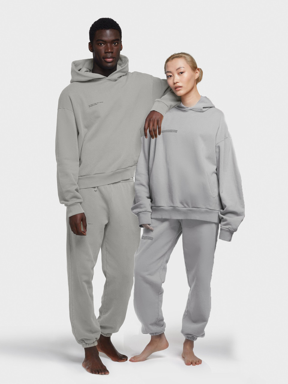 Теплый мужской oversized костюм из органического хлопка The Pangaia Organic Cotton Suit Grey серый
Теплый мужской oversized костюм из органического хлопка The Pangaia Organic Cotton Suit Grey серый
